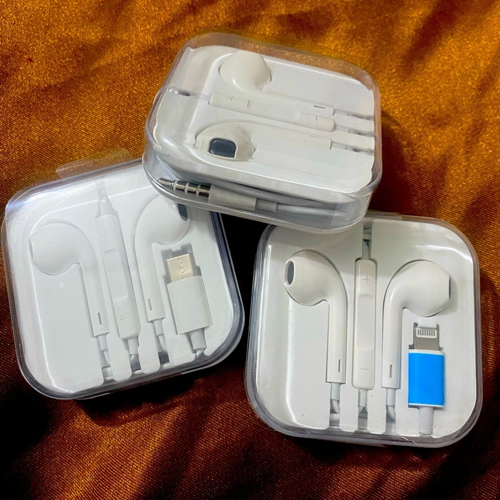 Apple EarPods with Aux, USB-C or Lightning connector